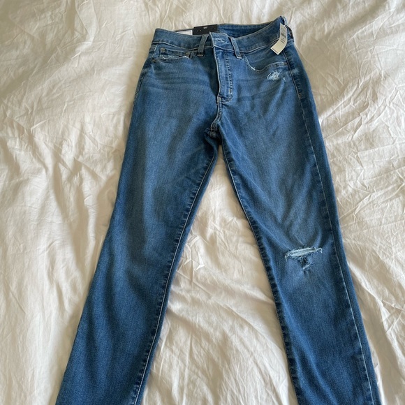 Gap universal jegging in light wash. NWT never worn. High-waisted stretchy comfy - Picture 6 of 6